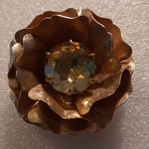 Vintage Gold-tone Brooch with Large 💎 Gem